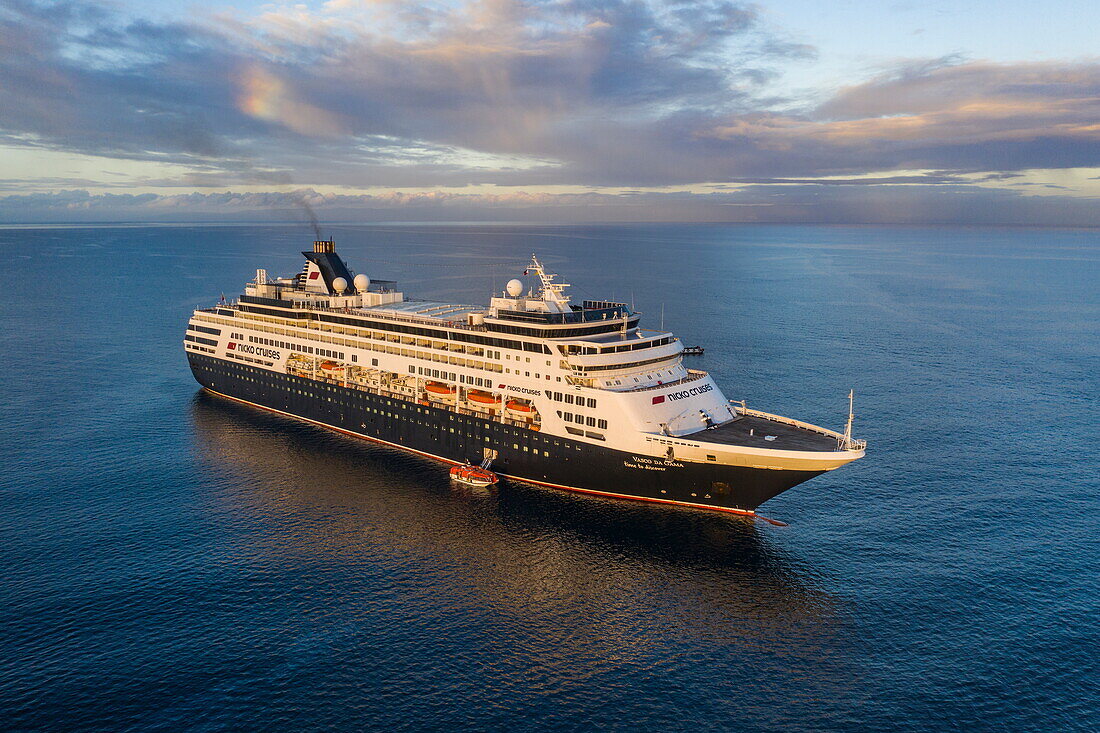 Luftaufnahme von Kreuzfahrtschiff Vasco da Gama (nicko cruises) mit Tenderboot daneben, Tagbilaran, Bohol, Philippinen, Südostasien