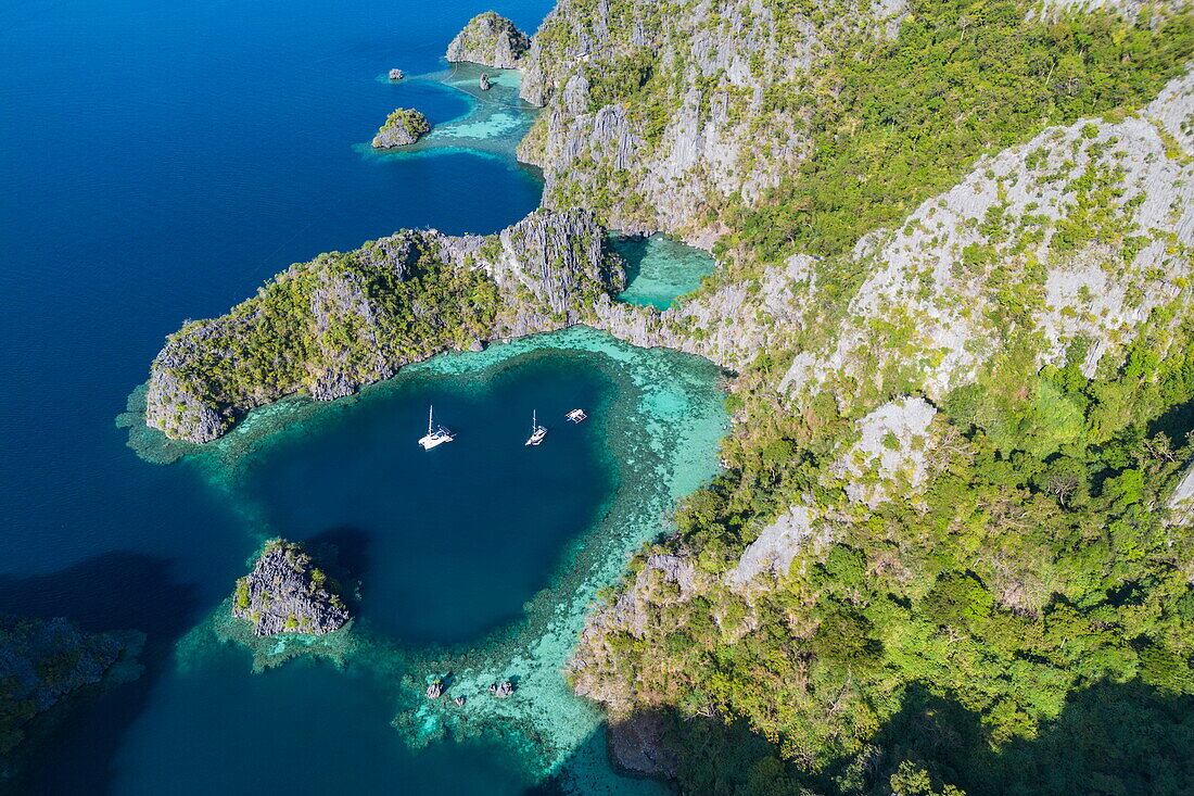 Luftaufnahme von Bangka Auslegerkanus, in der Lagune in der Nähe des Kayangan-Sees, Coron, Palawan, Philippinen, Südostasien