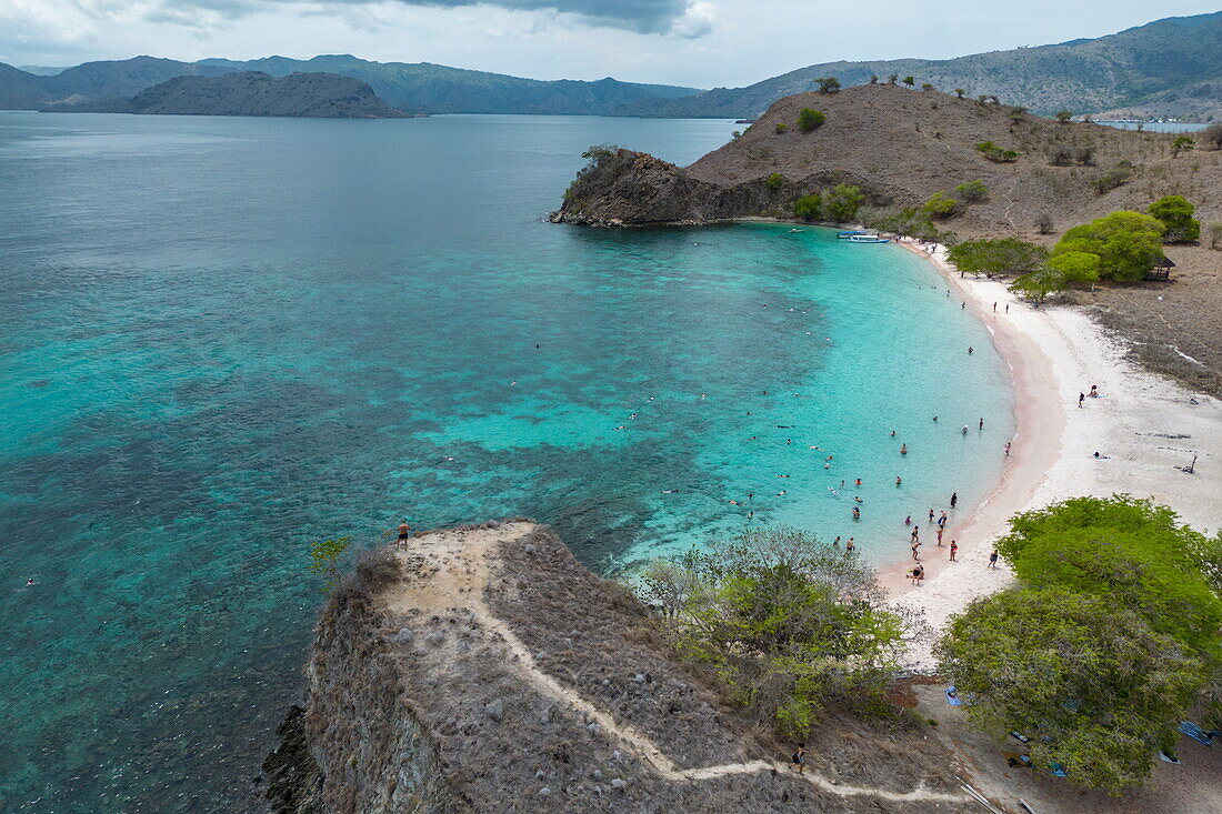  Aerial view of Pink Beach on Komodo Island with cruise ship Vasco da Gama (nicko cruises) in the distance, Komodo, West Manggarai, East Nusa Tenggara, Indonesia 