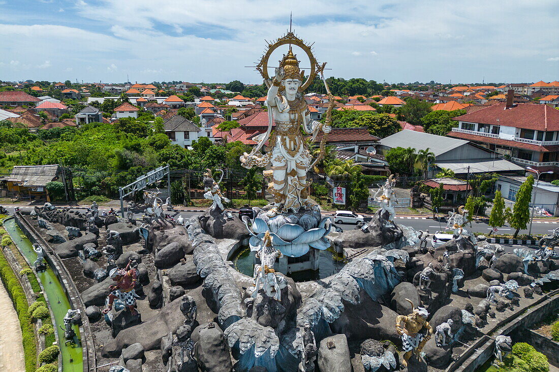 Luftaufnahme der Statue von Patung Titi Banda am Kreisverkehr, Denpasar Timur, Denpasar, Bali, Indonesien, Südostasien