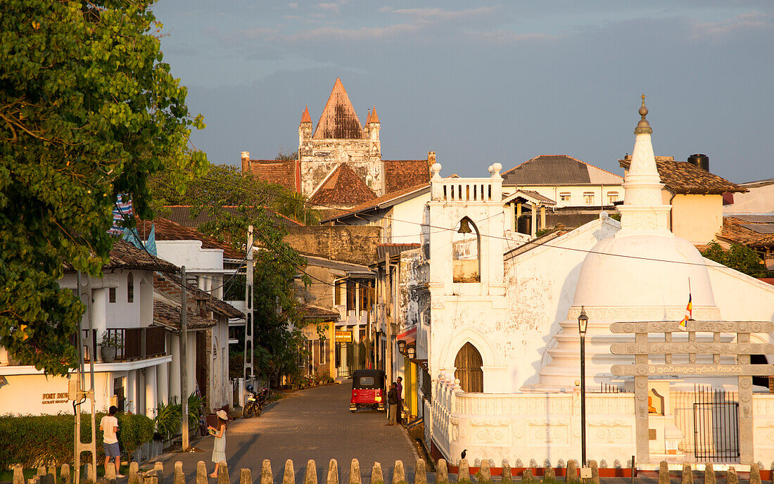 Straße und Haus in der historischen Stadt Galle, Sri Lanka, Asien, christliche Kirche und buddhistischer Tempel