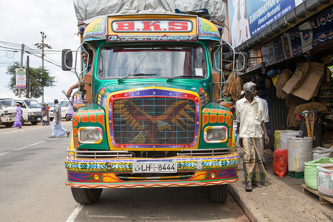 Bunt dekorierter Lastwagen in der Stadt Haputale, Distrikt Badulla, Provinz Uva, Sri Lanka, Asien