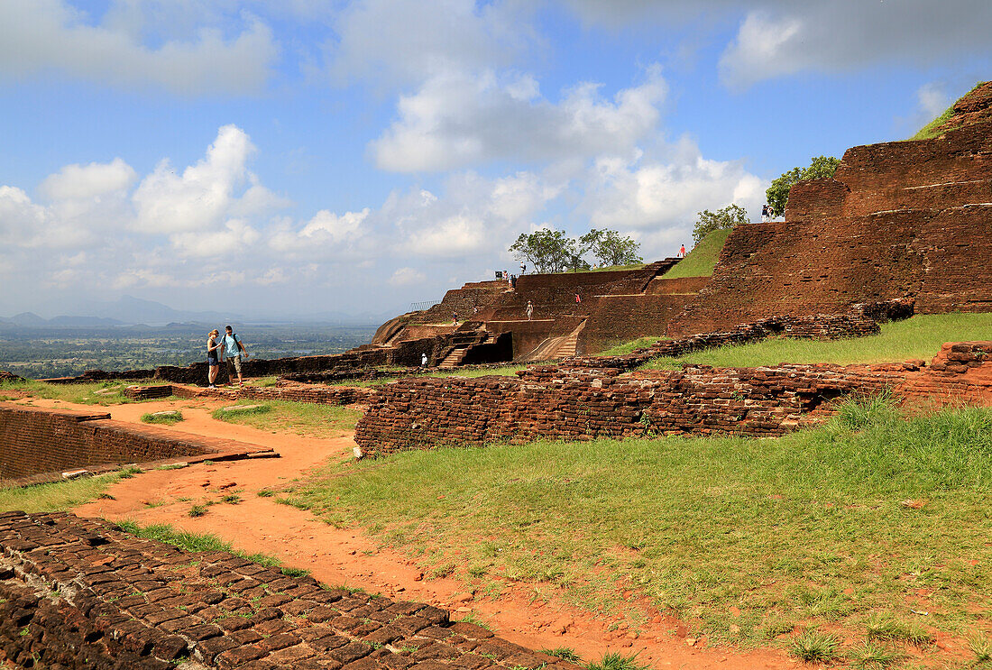 Gebäude der Felsenpalast-Festung auf Felsgipfel, Sigiriya, Zentralprovinz, Sri Lanka, Asien