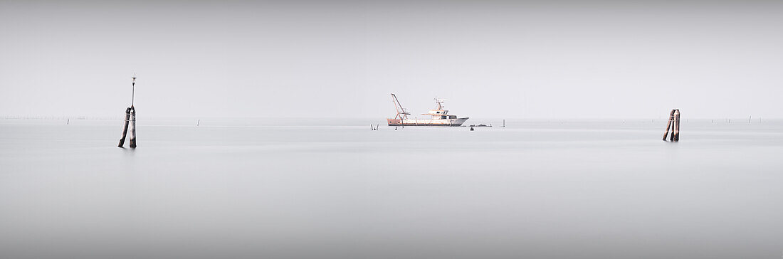 Blick auf ein gestrandetes Fischerboot in Pellestrina in der Lagune von Venedig, Pellestrina, Venetien, Italien, Europa