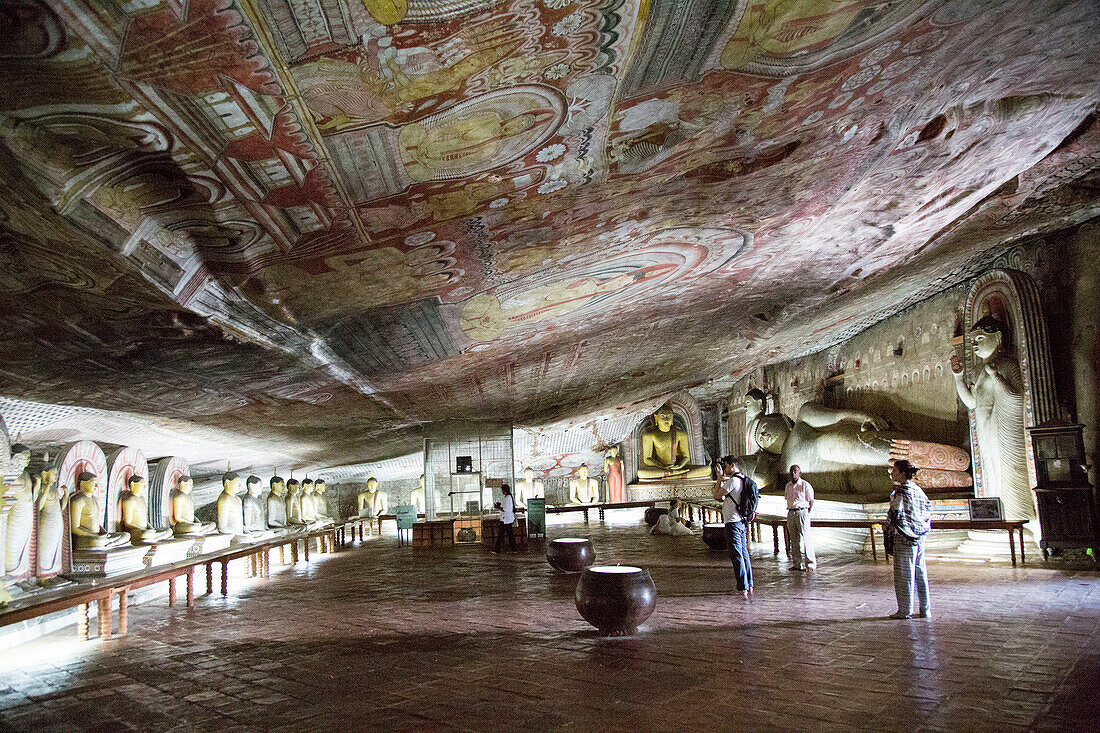 Buddha-Figuren im buddhistischen Tempelkomplex der Dambulla-Höhle, Sri Lanka, Asien