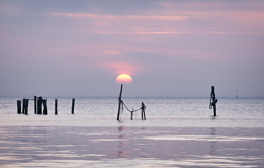 Weitblick auf die Lagune von Venedig bei Sonnenuntergang, Venetien, Italien, Europa