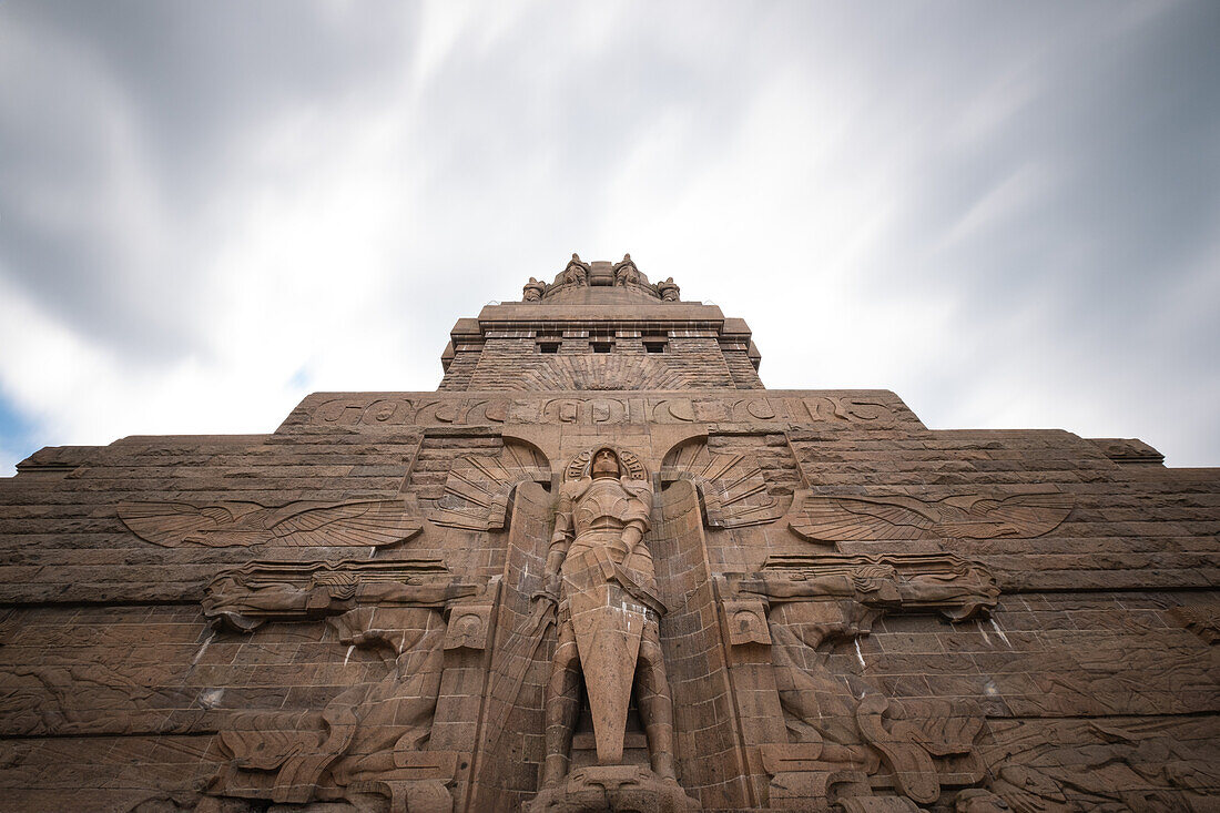 Der Erzengel Michael am Eingang zum Völkerschlachtdenkmal, Leipzig, Sachsen, Deutschland, Europa