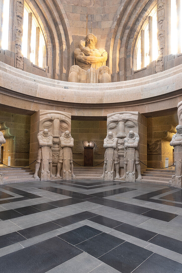 Blick auf die Totenwächter in der Krypta in der Ruhmeshalle im Völkerschlachtdenkmal, Leipzig, Sachsen, Deutschland, Europa 