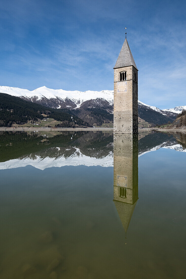 Der berühmte alte Kirchturm von Graun im Reschensee, Graun, Vinschgau, Südtriol, Alto Adige, Italien, Europa