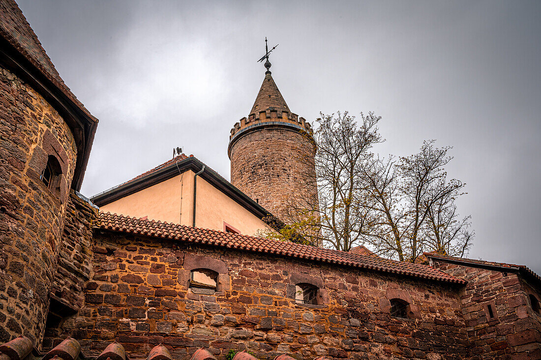 Blick über die Burgmauer zum Burgfried der Leuchtenburg, Seitenroda, Thüringen, Deutschland