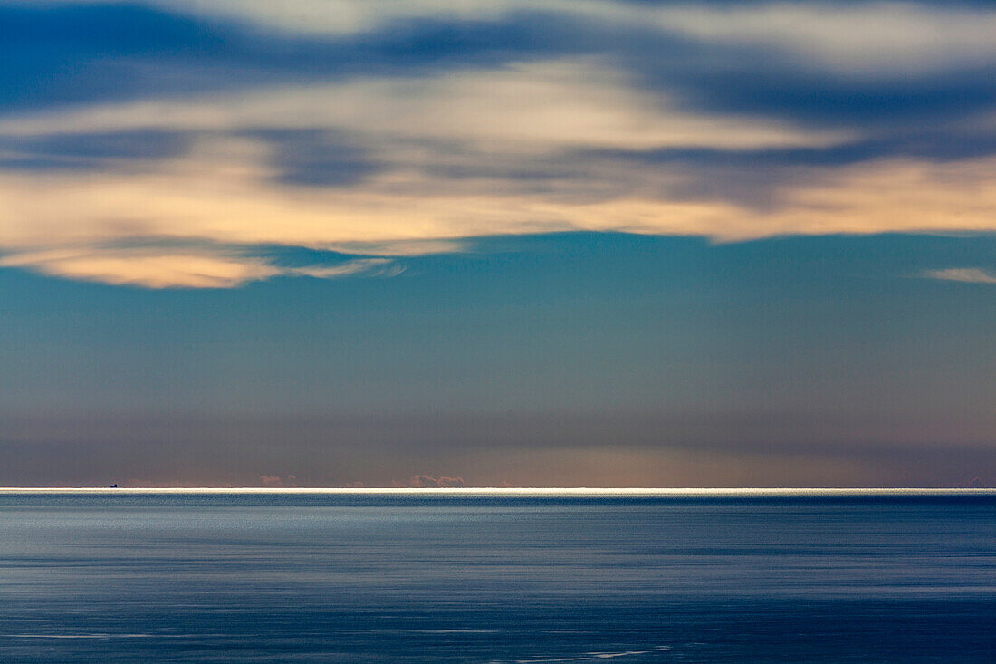 Europa, Portugal, Algarve, Atlantikküste, Licht am Horizont