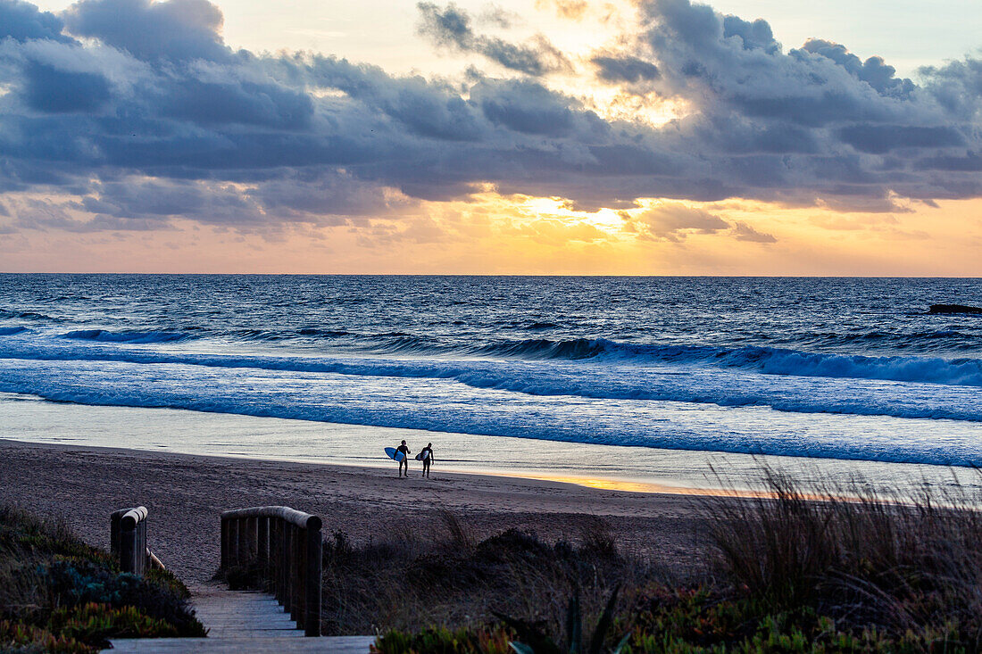  Europe, Portugal, Algarve, Atlantic coast, people on the beach 