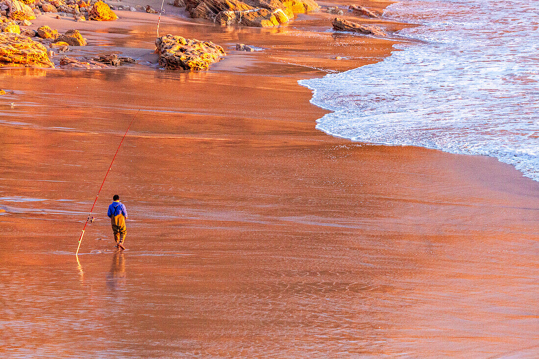  Europe, Portugal, Algarve, Atlantic coast, people on the beach 