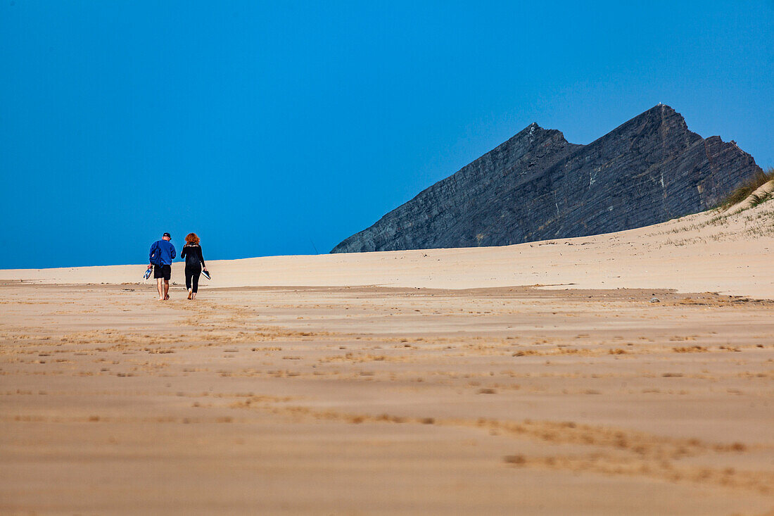 Europa, Portugal, Algarve, Amoreira Beach, Atlantikküste, Menschen am Strand