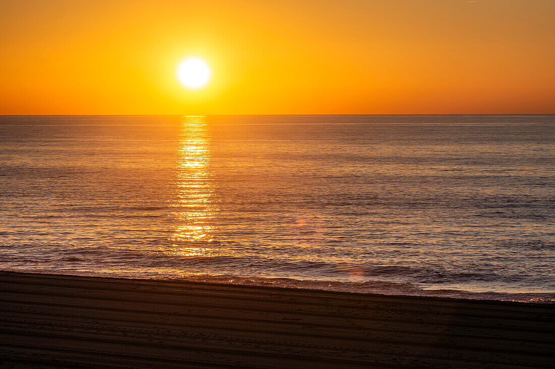  Sunset at sea without clouds 