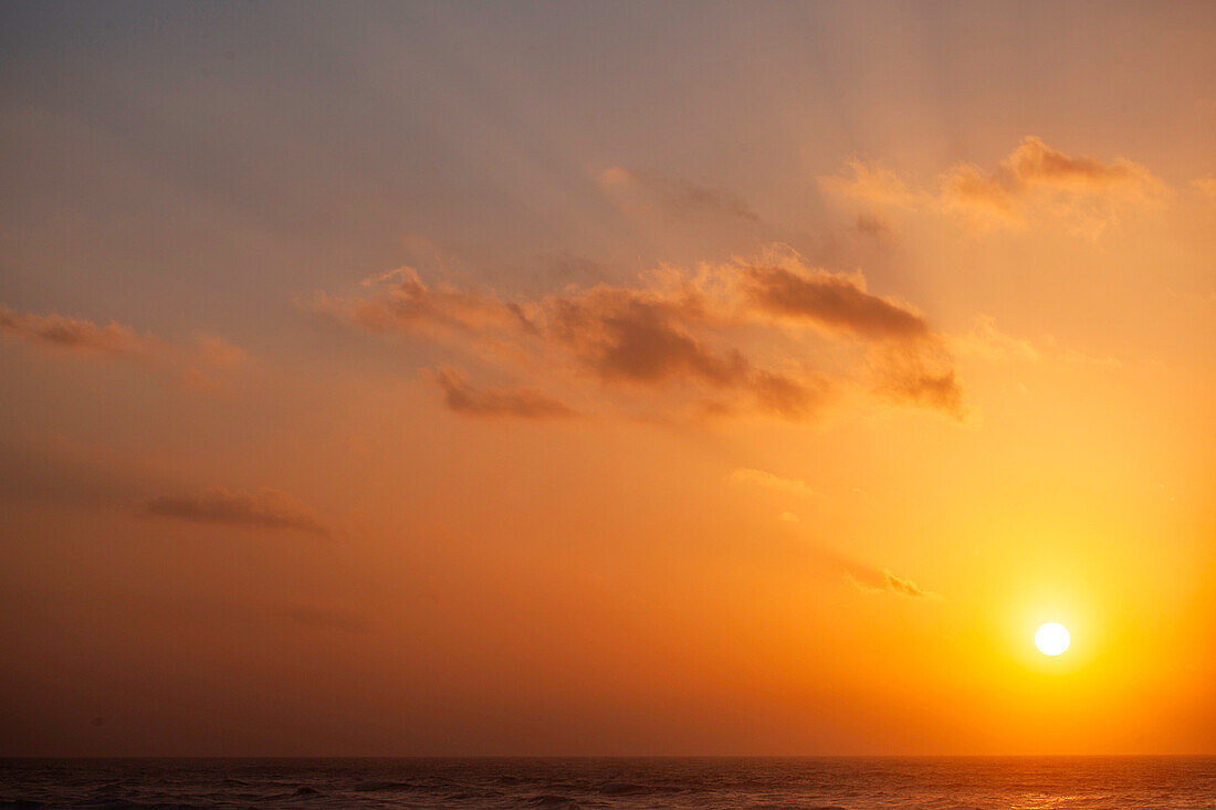 Sonnenuntergang am Meer, diesiger Himmel