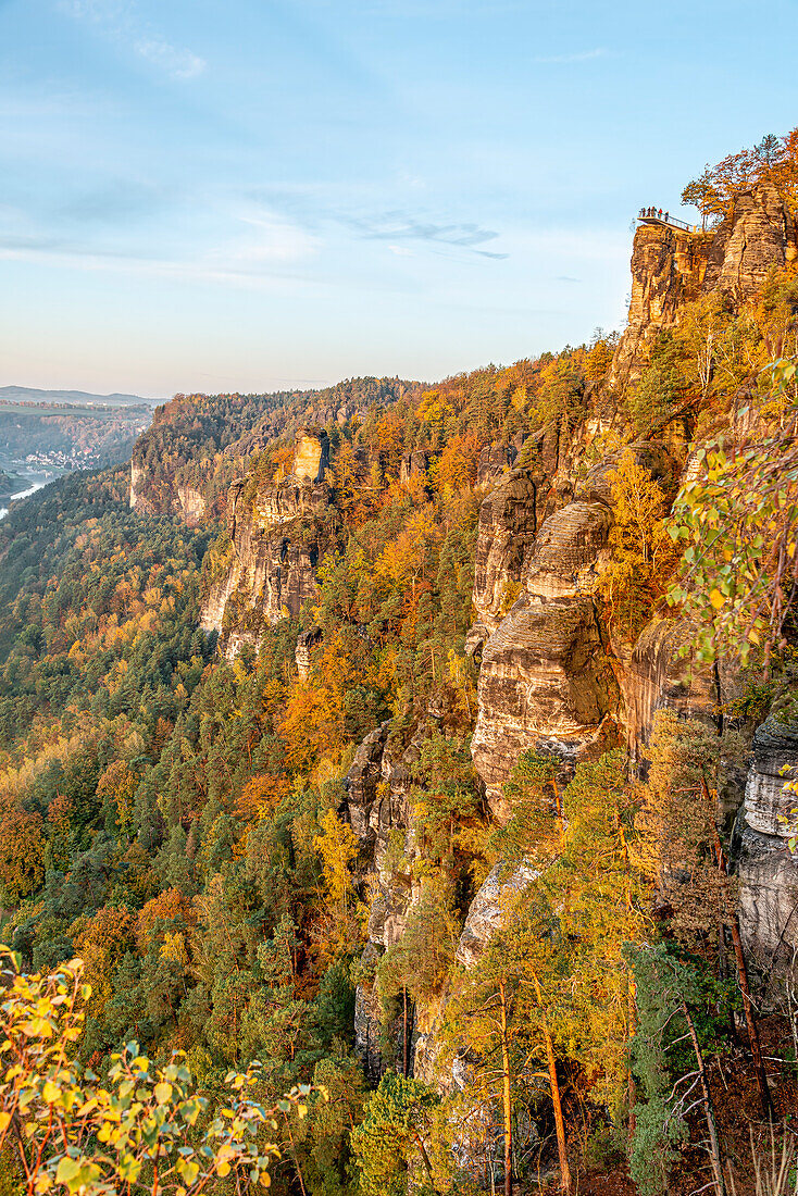 Aussicht auf die neue Aussichtsplattform am Basteifelsen und das Elbtal, Sächsische Schweiz, Sachsen, Deutschland