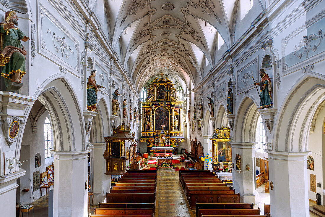 Innenraum der Kirche St. Johannes Baptist in Pfaffenhofen an der Ilm in Oberbayern in Deutschland