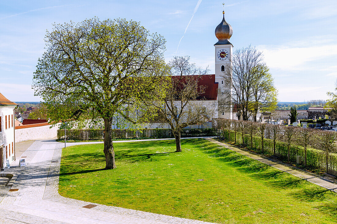 Burgberg von Vohburg an der Donau mit Burganlage, Kirche St. Peter und Friedhof in Oberbayern in Deutschland