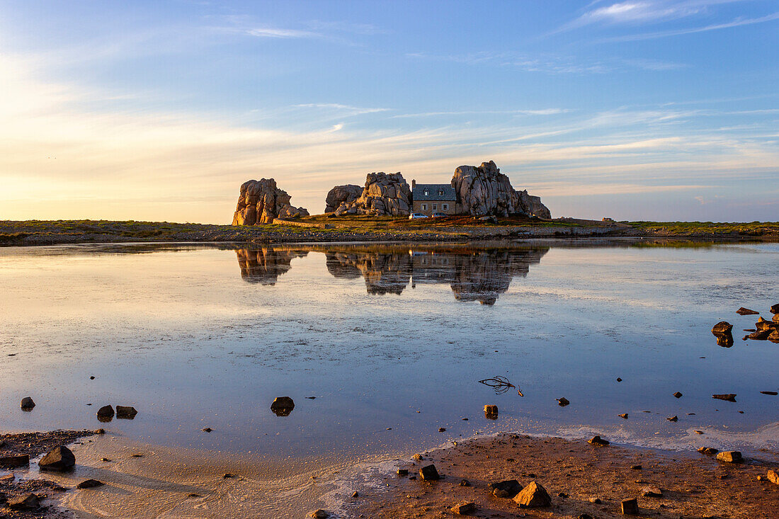 Das Haus zwischen den Felsen, Le Gouffre, Plougrescant, Côtes-d'Armor, Frankreich