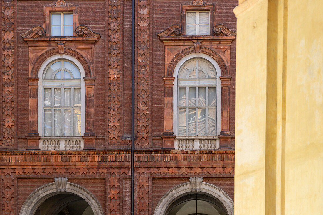 Fassade und Fenster des Palazzo Carignano, Turin, Piemont, Italien. Europa