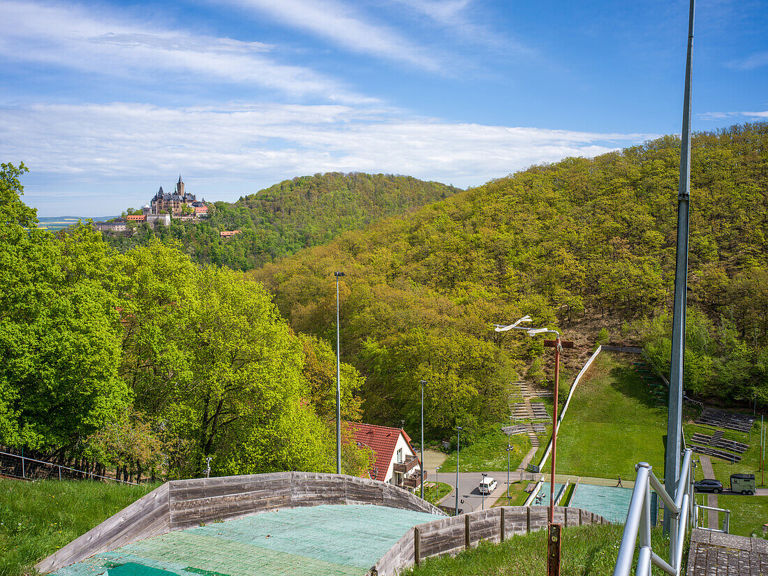 Blick von der Sprungschanze Zwölfmorgental zum Schloss, Wernigerode, Harz, Landkreis Harz, Sachsen-Anhalt, Deutschland, Europa