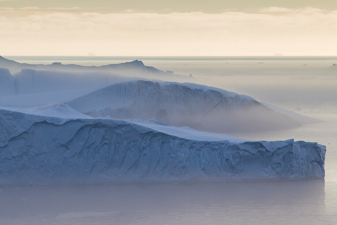 Eisberg im Kaeltenebel, Kangia Eisfjord, UNESCO Weltnaturerbe, Disko-Bucht, West-Groenland, Grönland