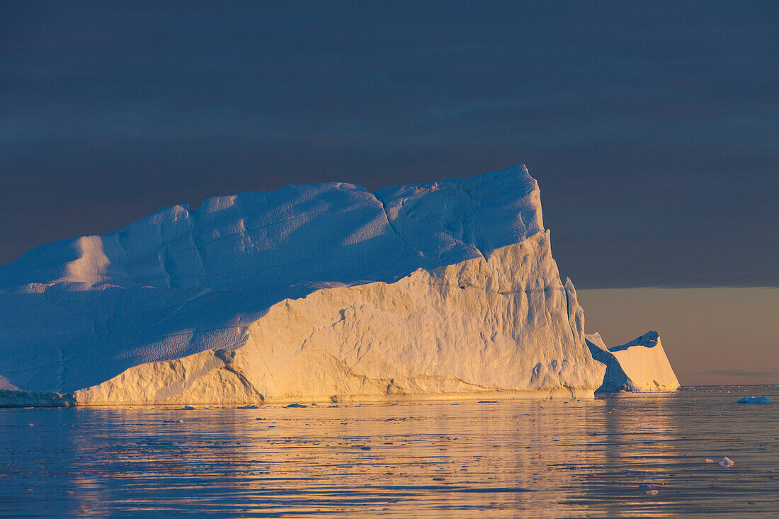 Eisberg im Abendlicht, Kangia Eisfjord, UNESCO Weltnaturerbe, Disko-Bucht, West-Groenland, Grönland