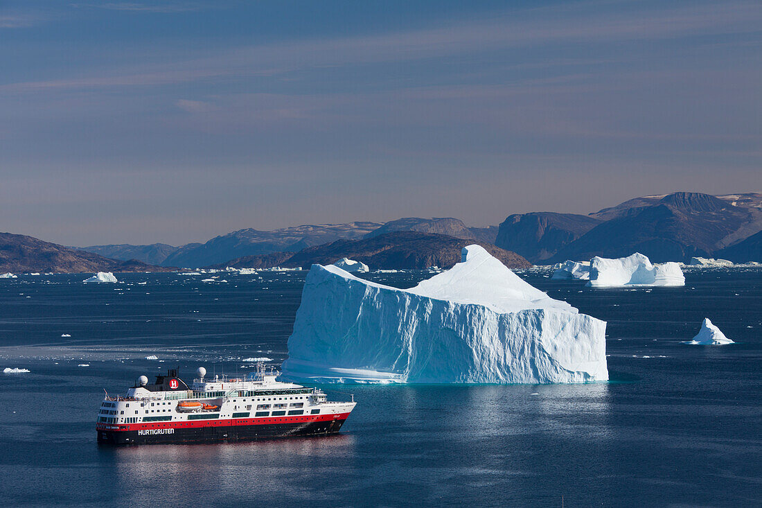  Hurtigruten ship MS Fram, Uummannaq, Uummannaqfjord, North Greenland, Greenland 