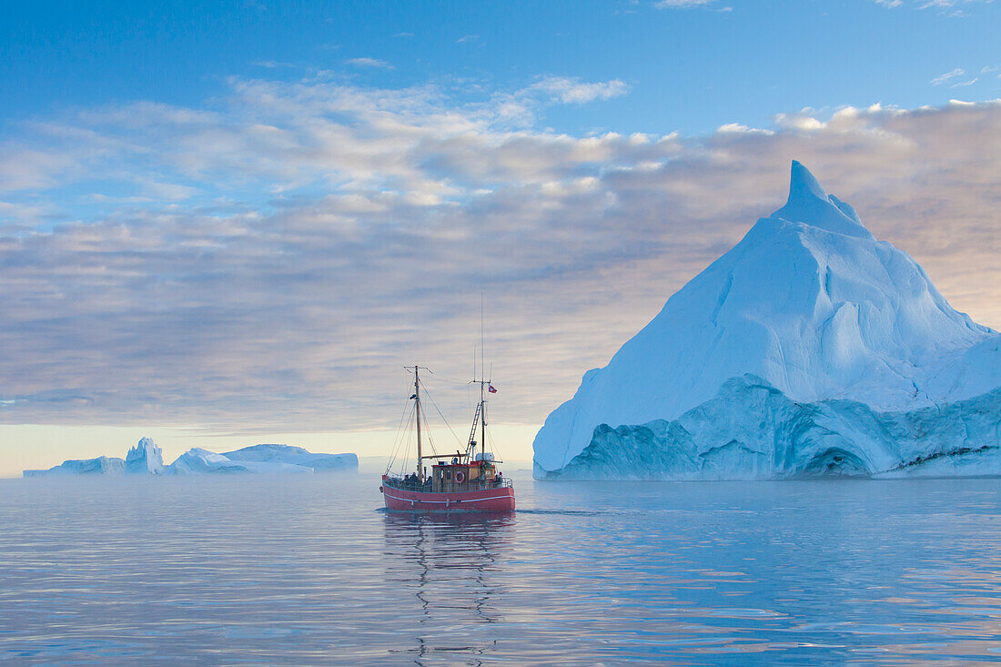 Touristenboot vor Eisbergen, Kangia Eisfjord, Disko-Bucht, UNESCO-Weltnaturerbe, West-Groenland, Grönland