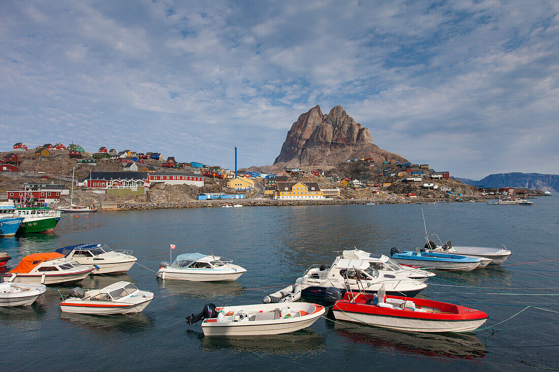 Bunte Haeuser und Eisberge, Uummannaq, Nord-Groenland, Grönland