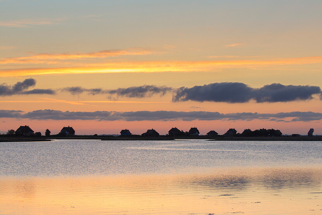 Häuser am Graswarder an der Ostsee im Sonnenaufgang, Schleswig-Holstein, Deutschland