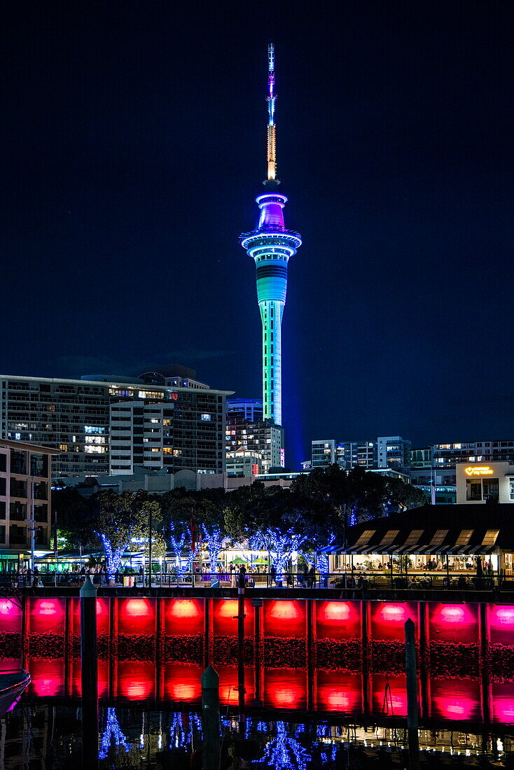 Bars und beleuchteter Sky Tower bei Nacht, Auckland, Nordinsel, Neuseeland