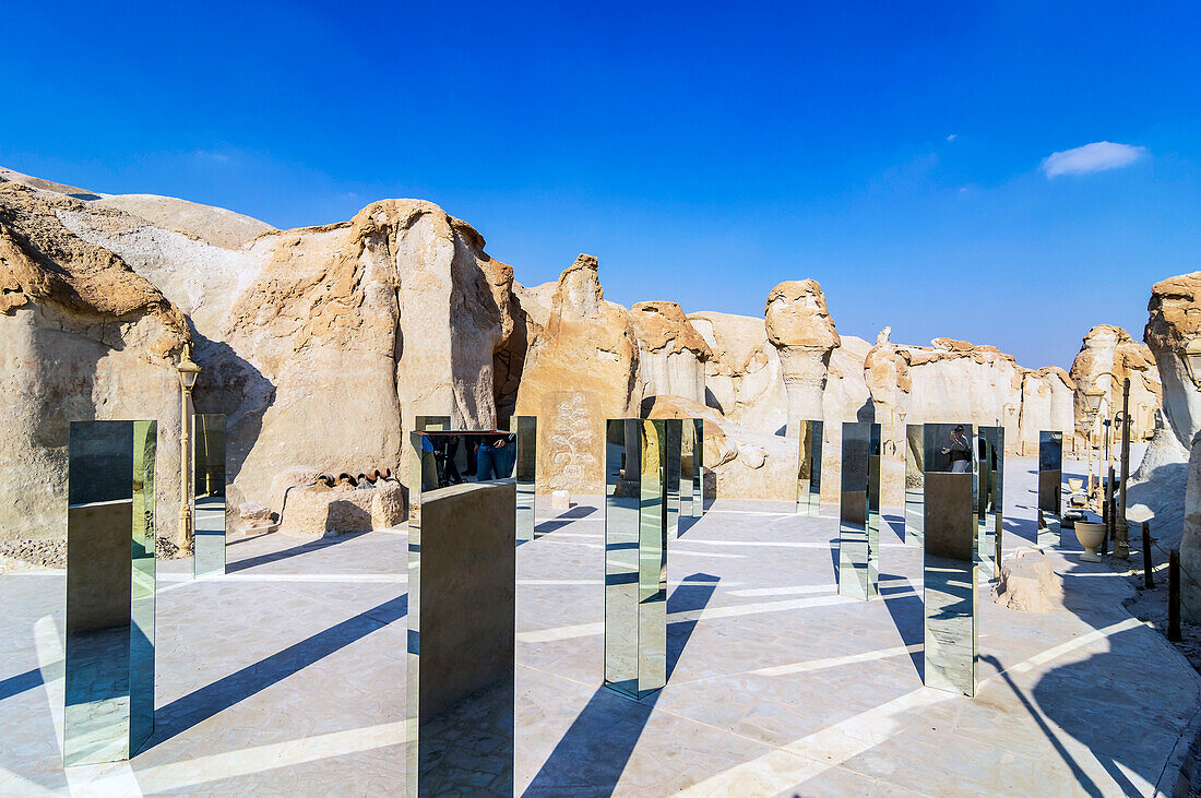 Saudi-Arabien, Oase al-Hasa (al-Ahsa), Kalksteinklippen am Tafelberg Al-Qarah und Spiegelsäulen auf Aussichtsterrasse