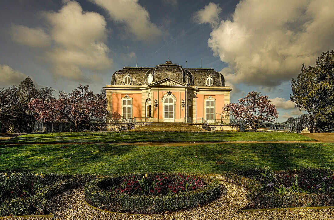 Park und Schloss Benrath im Frühling, Düsseldorf, NRW, Deutschland