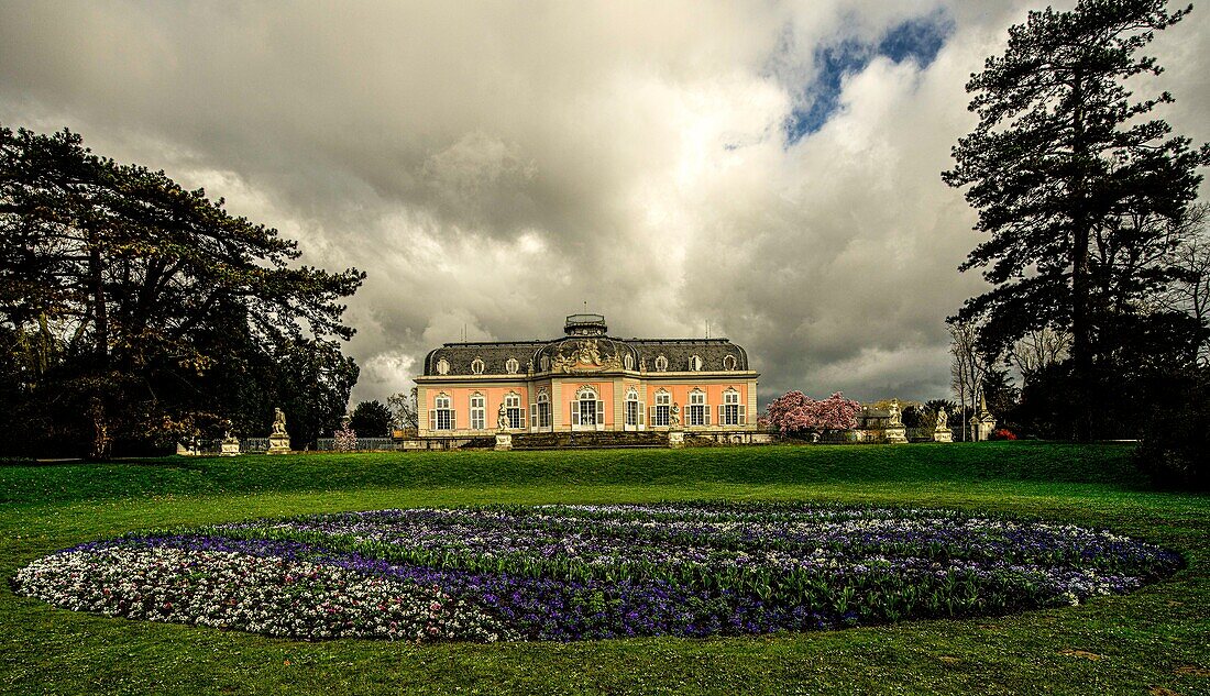 Park und Schloss Benrath im Frühling, Düsseldorf, NRW, Deutschland