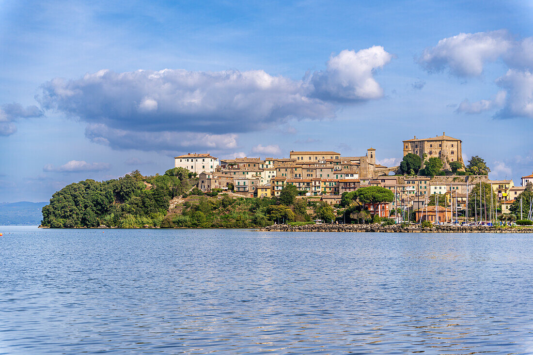 Blick auf Capodimonte mit der Rocca Farnese, Lago di Bolsena, Latium, Italien