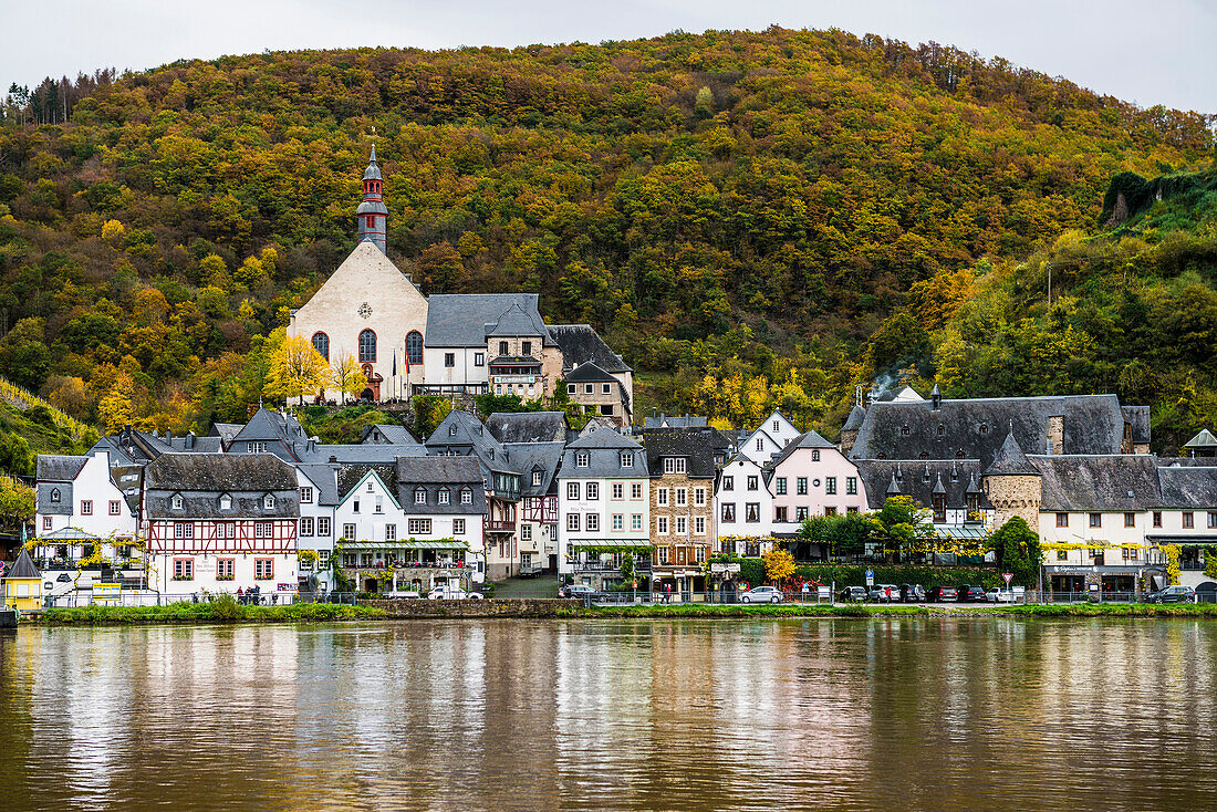 Herbstlich verfärbter Wald und malerisches Dorf, Beilstein, Mosel, Rheinland-Pfalz, Deutschland