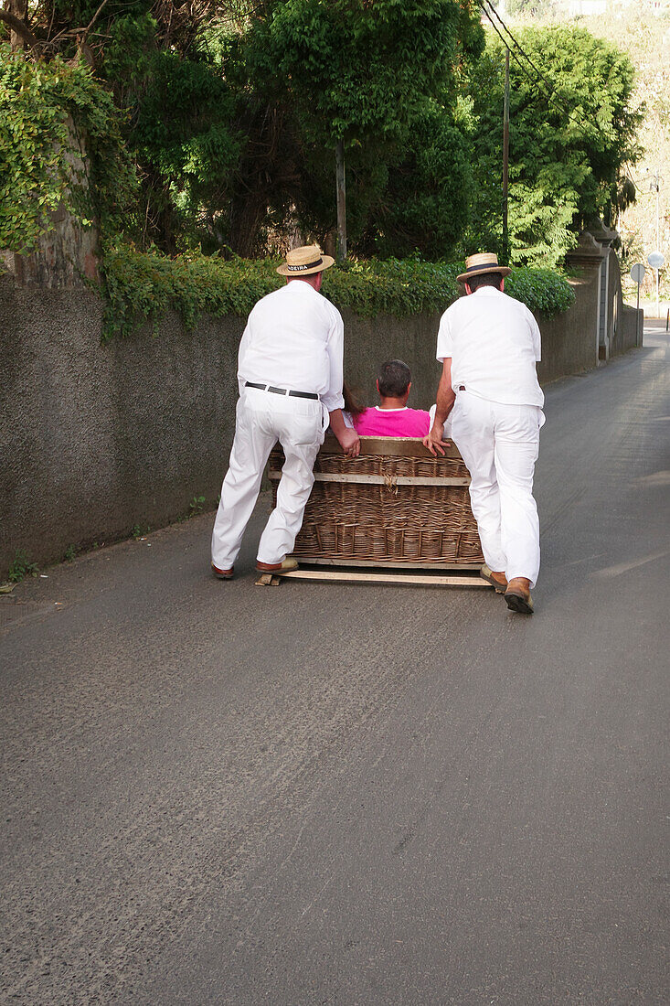 Monte, Männer fahren mit Straßenschlitten bergabwärts, Korbschlitten, Madeira, Portugal, Europa