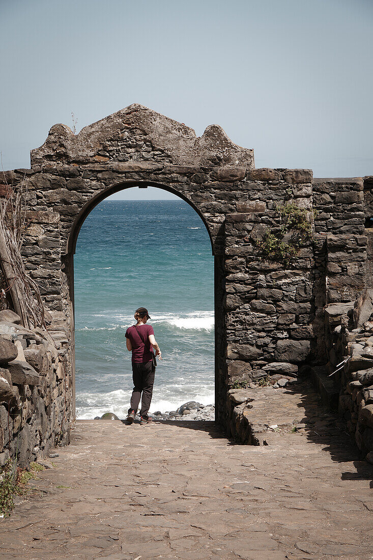 Touristin an Torbogen mit Meerblick, Wanderung bei Sao Jorge und Calhau, Madeira, Portugal, Europa