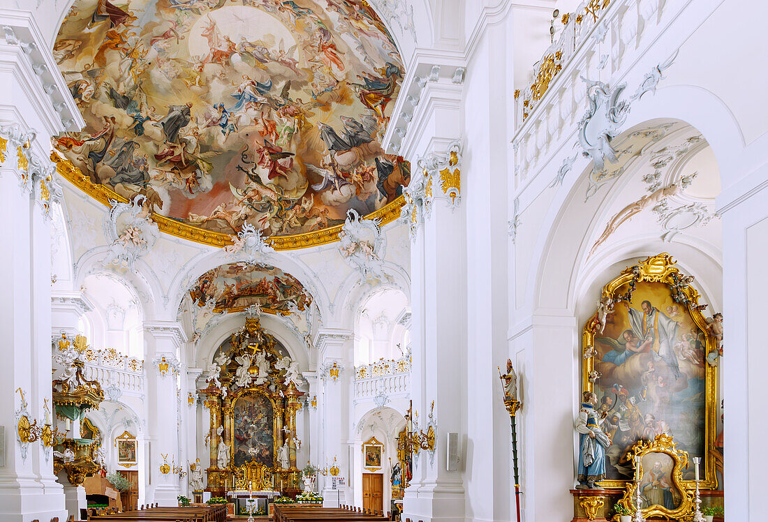 Innenraum der Kirche St. Marinus und Anianus mit Deckenfresken von Matthäus Günther in Rott am Inn in Oberbayern in Deutschland