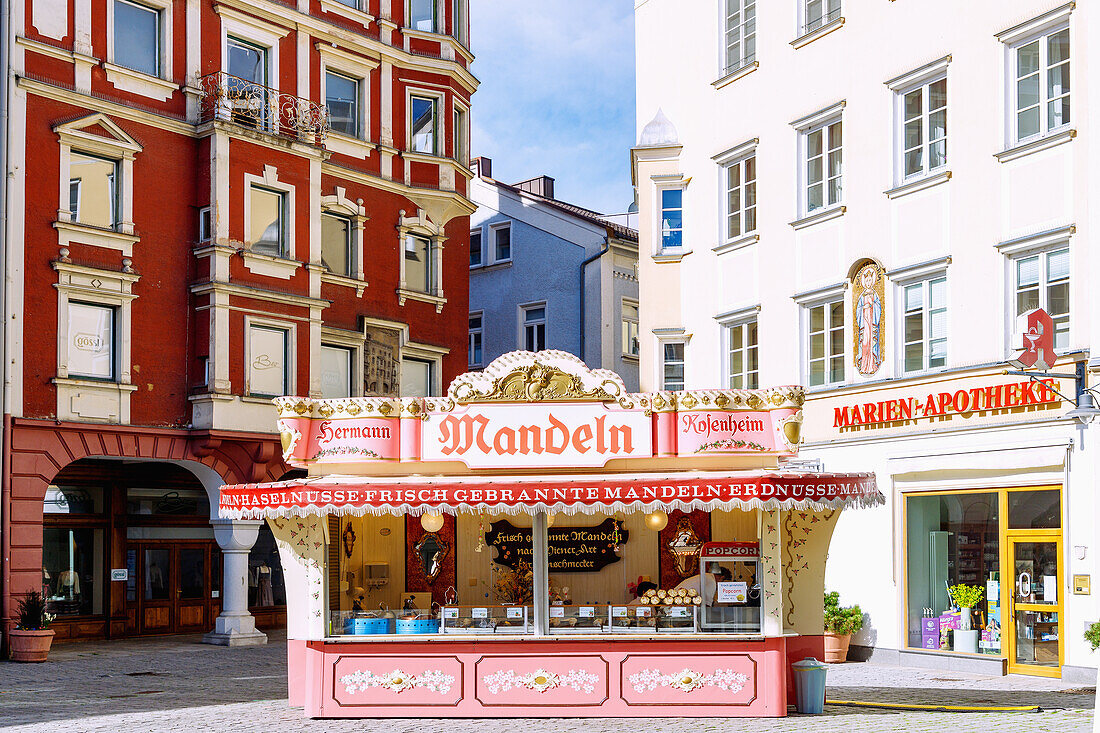 historischer Verkaufsstand für Gebrannte Mandeln am Max-Josefs-Platz mit Marien-Apotheke in Rosenheim in Oberbayern in Deutschland