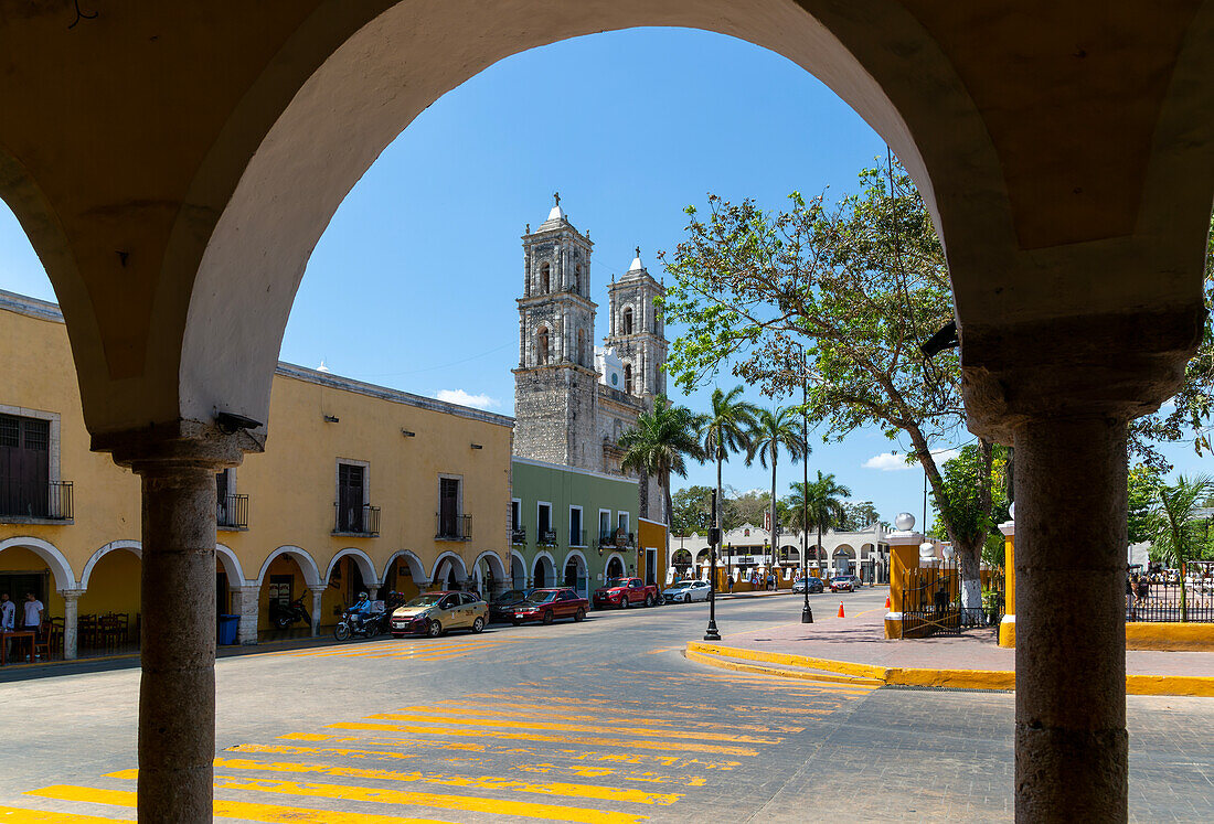Blick auf die Kirche vom Säulengang am Hauptplatz, spanische Kolonialarchitektur, Vallodolid, Yucatan, Mexiko