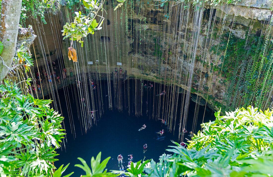 Menschen schwimmen im Kalksteinbecken, Cenote Ik Kil, Pisté, Yucatan, Mexiko