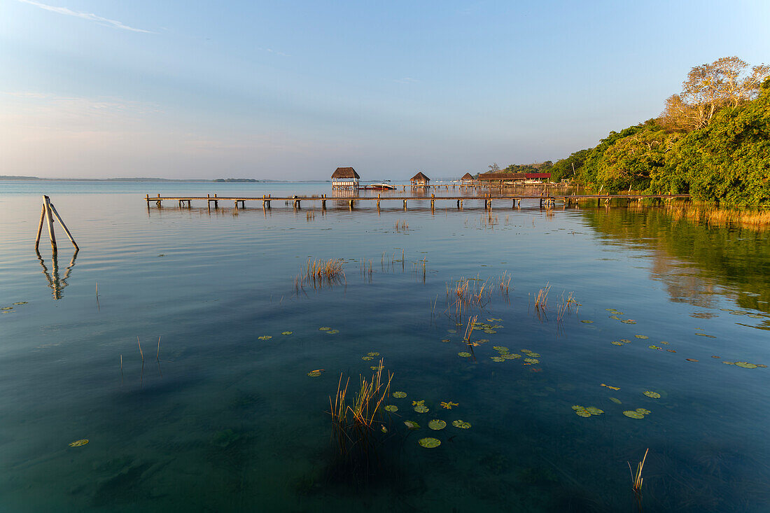 Am frühen Morgen Landschaft See Bacalar, Bacalar, Quintana Roo, Halbinsel Yucatan, Mexiko