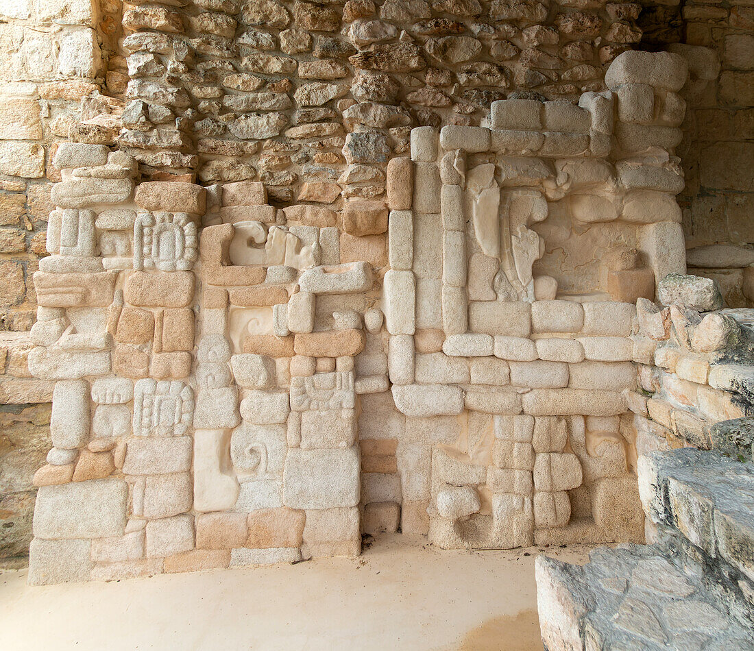 Aufwändige Steinmetzarbeiten an der Maya-Ausgrabungsstätte Ek Balam in der Nähe von Vallodoid, Temozón, Yucatan, Mexiko