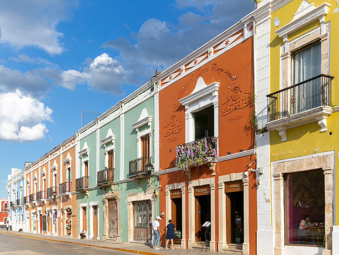 Restaurant Marganzo in einer Reihe farbenfroher Gebäude aus der spanischen Kolonialzeit, Stadt Campeche, Bundesstaat Campeche, Mexiko