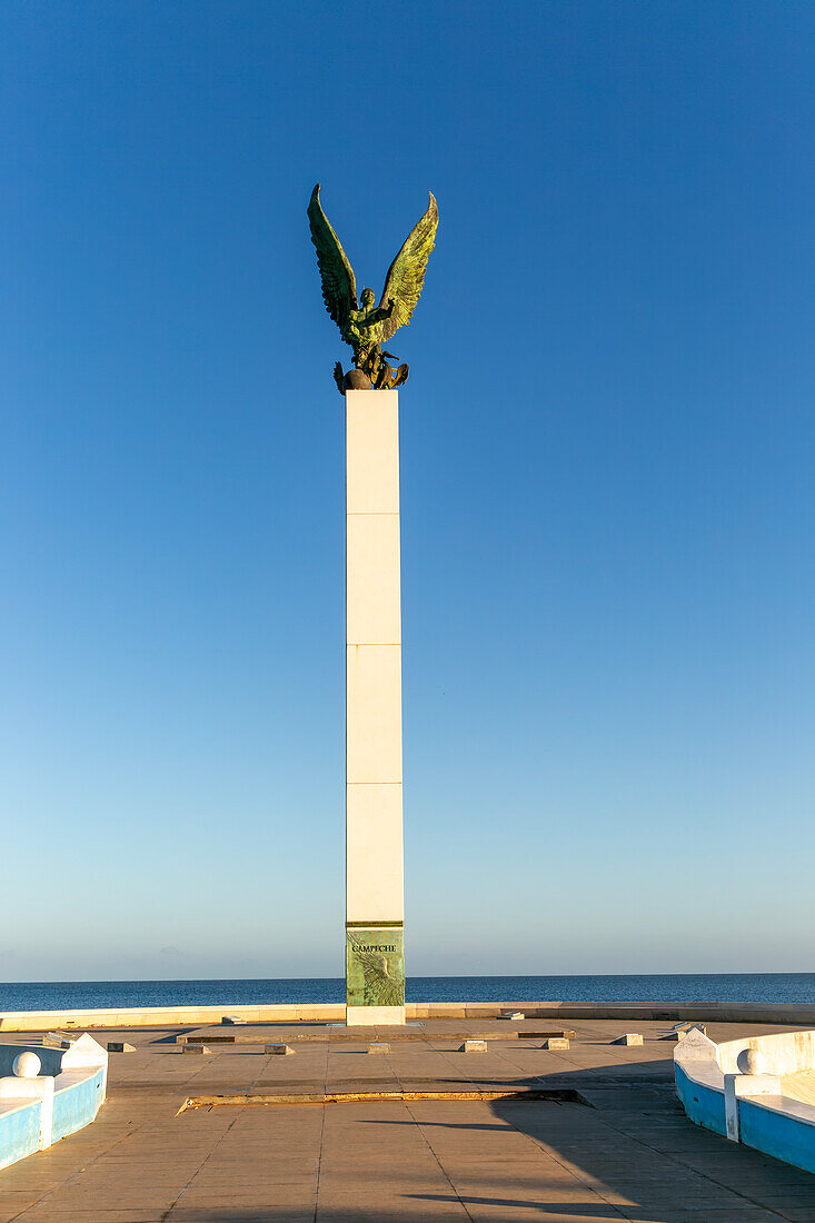 Skulptur eines geflügelten Maya-Engels auf einer hohen Säule, der Strandpromenade Malecon, Stadt Campeche, Bundesstaat Campeche, Mexiko
