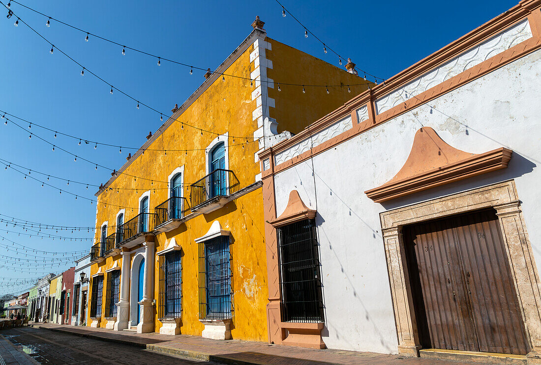 Reihe farbenfroher Gebäude aus der spanischen Kolonialzeit, Stadtzentrum von Campeche, Bundesstaat Campeche, Mexiko