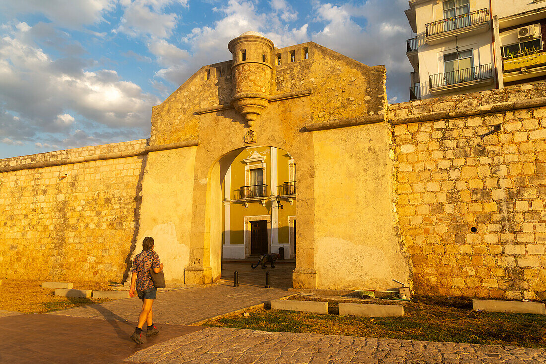 Ummauertes Tor Puerta de Mar in die historische Altstadt, Stadt Campeche, Bundesstaat Campeche, Mexiko